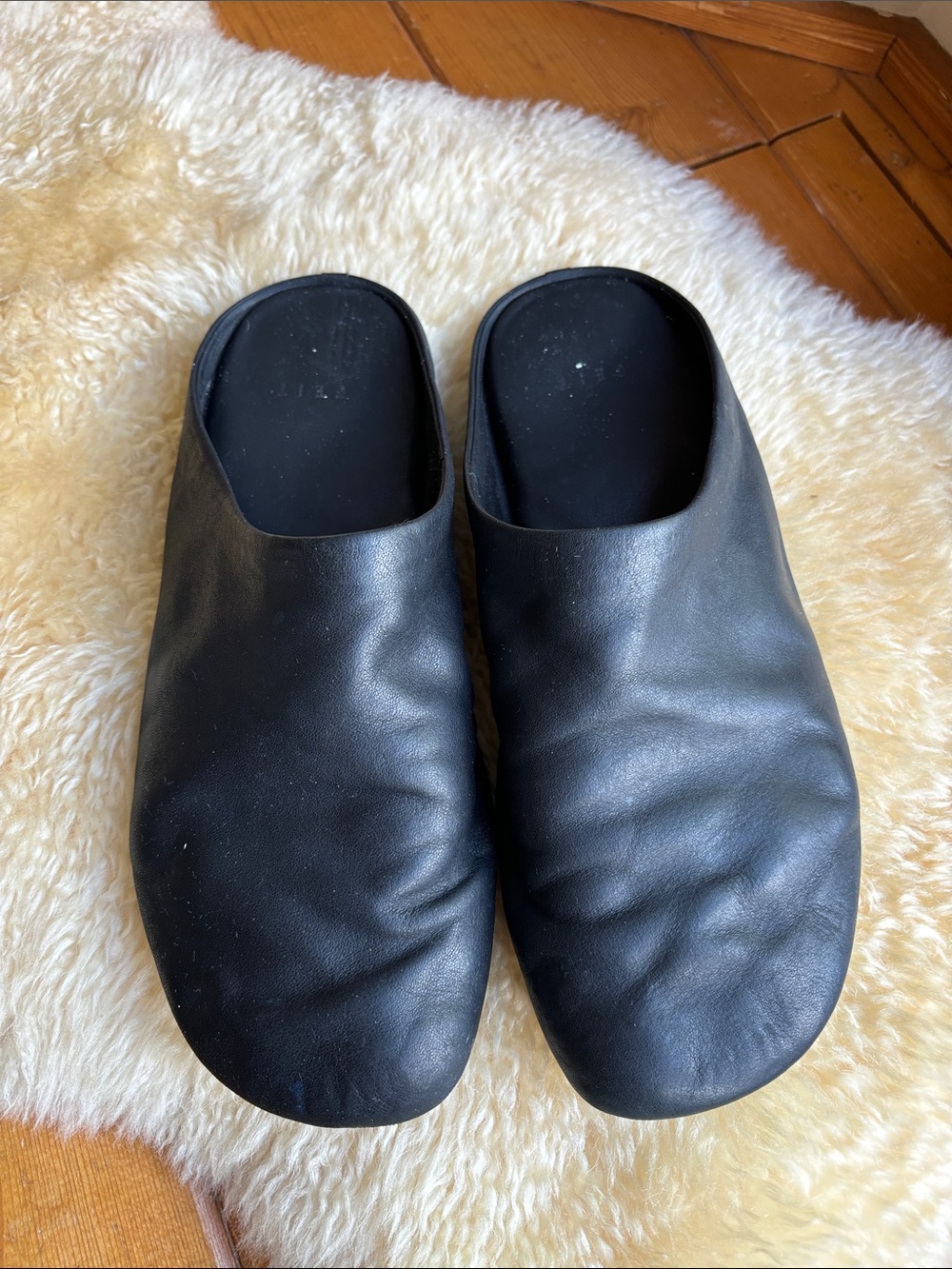 FEIT Minimalist Leather Slippers - Picture 3 of 12